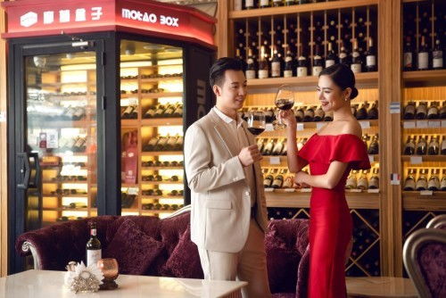摩萄盒子打造智能酒柜實(shí)體店,酒業(yè)邁入智能時代
